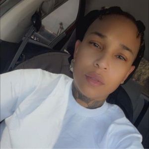 Meet your Posher, Elaine